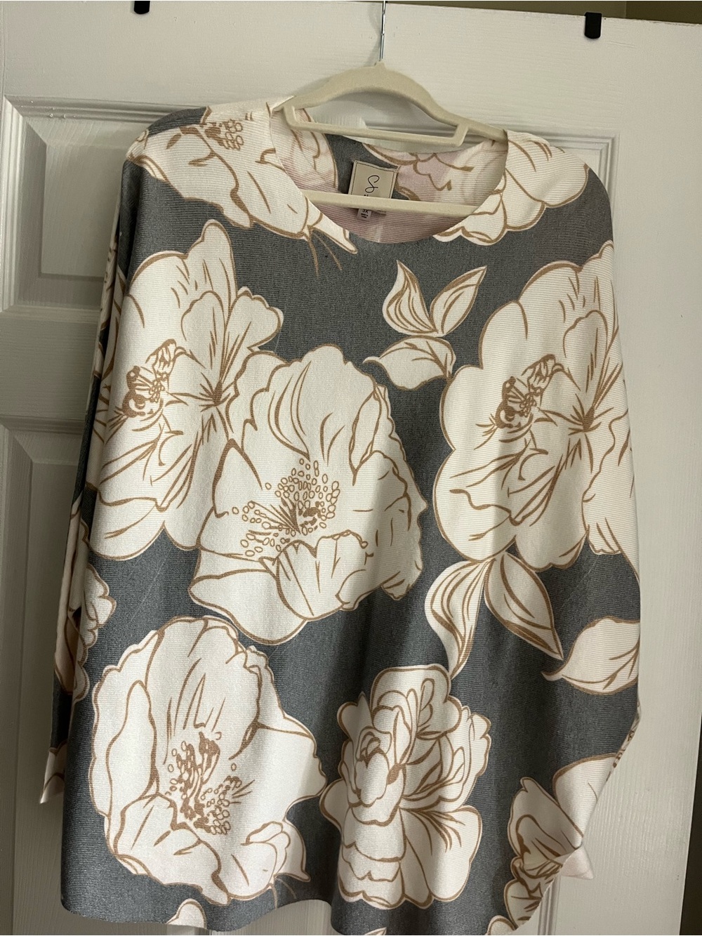 Sioni Gray Top with Cream & Pink Floral Print